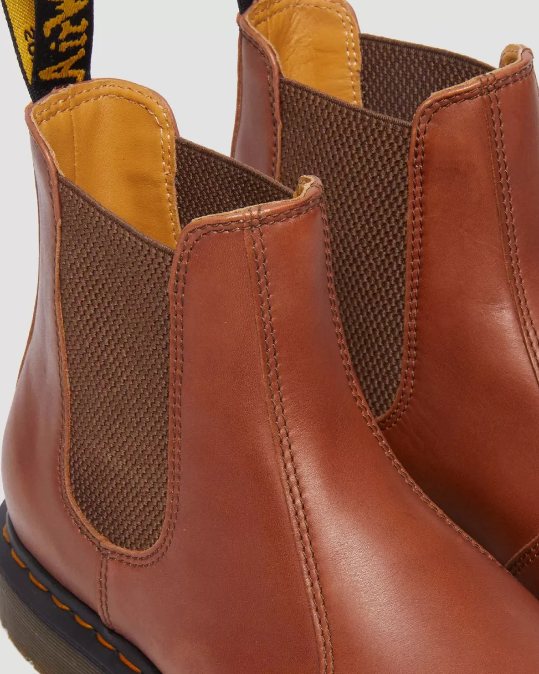 Originals|Chelsea Boots>Dr. Martens 2976 Carrara Leather Chelsea Boots Saddle Tan — Carrara