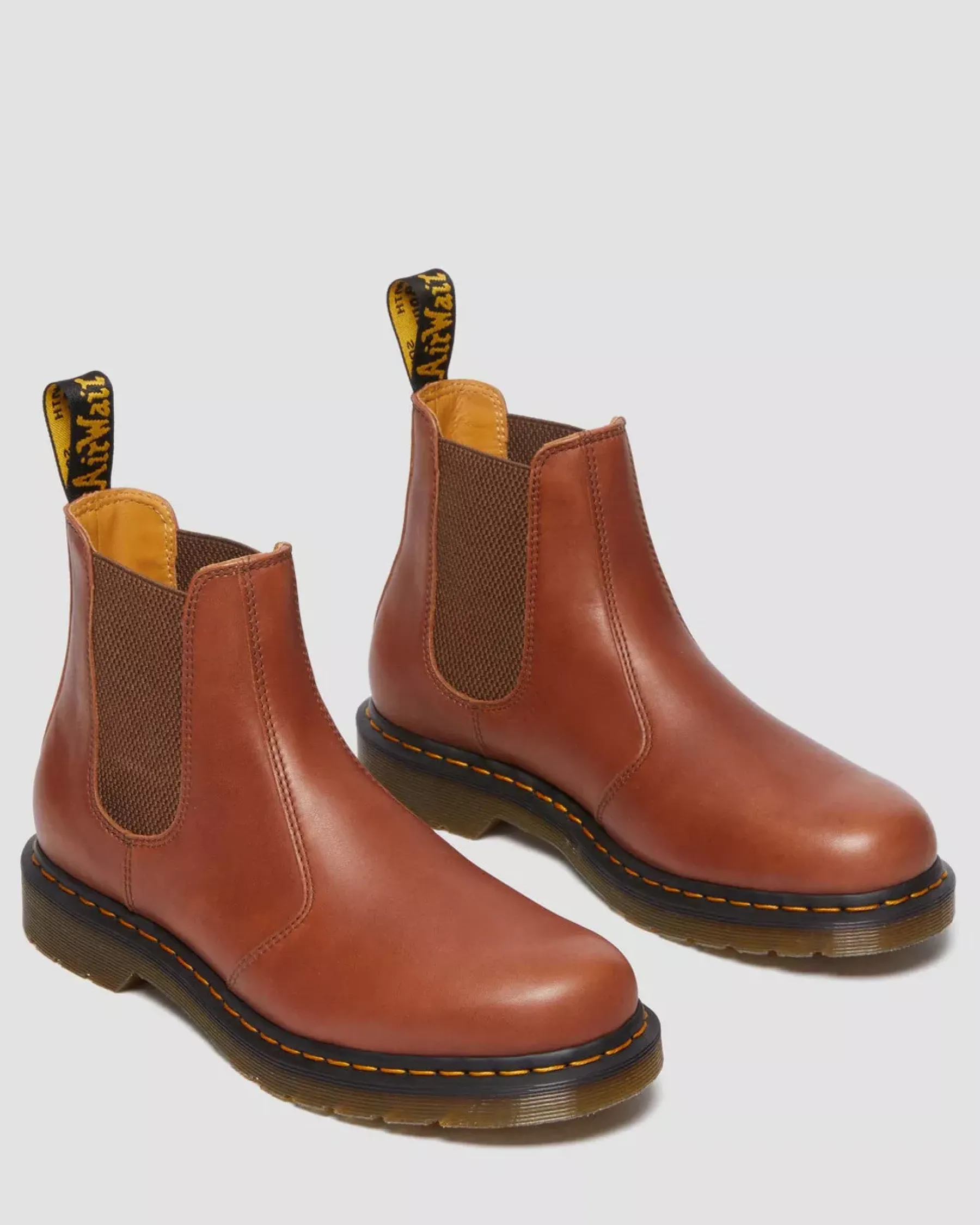 Originals|Chelsea Boots>Dr. Martens 2976 Carrara Leather Chelsea Boots Saddle Tan — Carrara