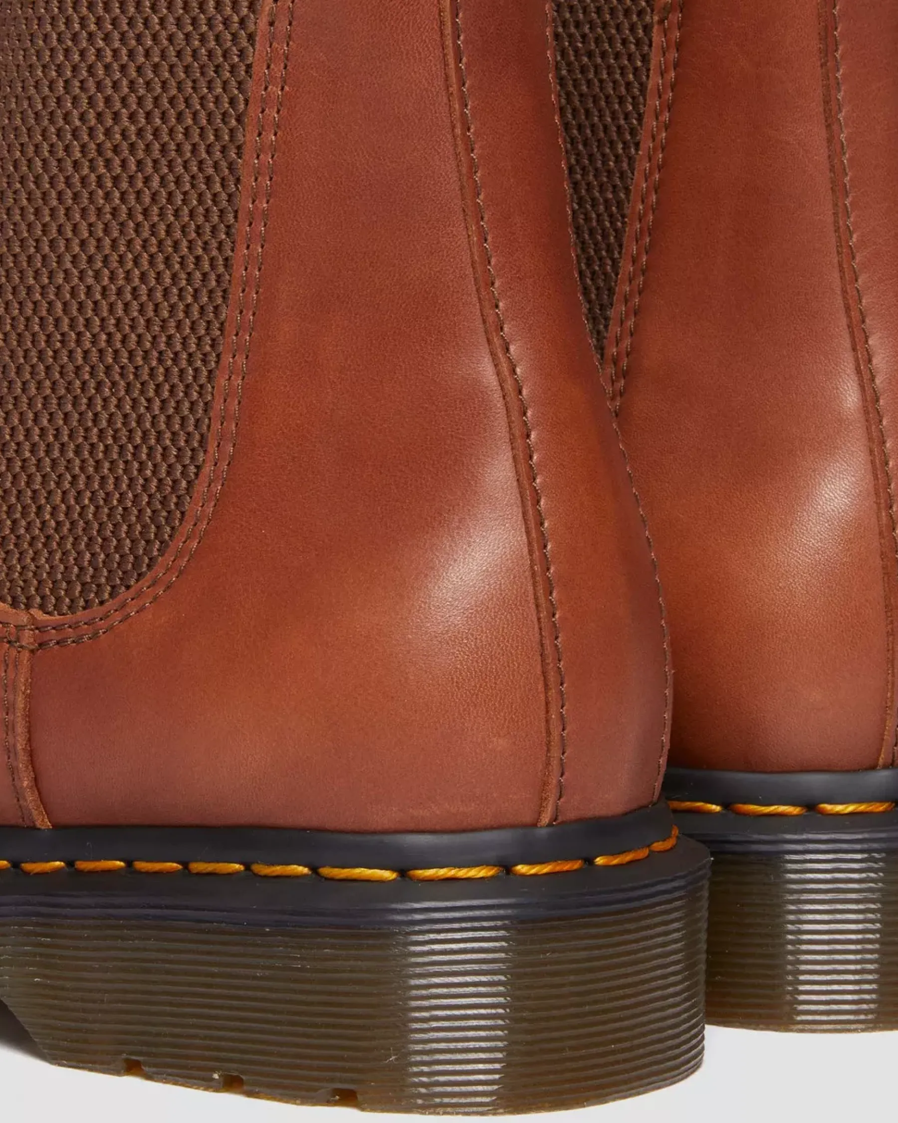 Originals|Chelsea Boots>Dr. Martens 2976 Carrara Leather Chelsea Boots Saddle Tan — Carrara