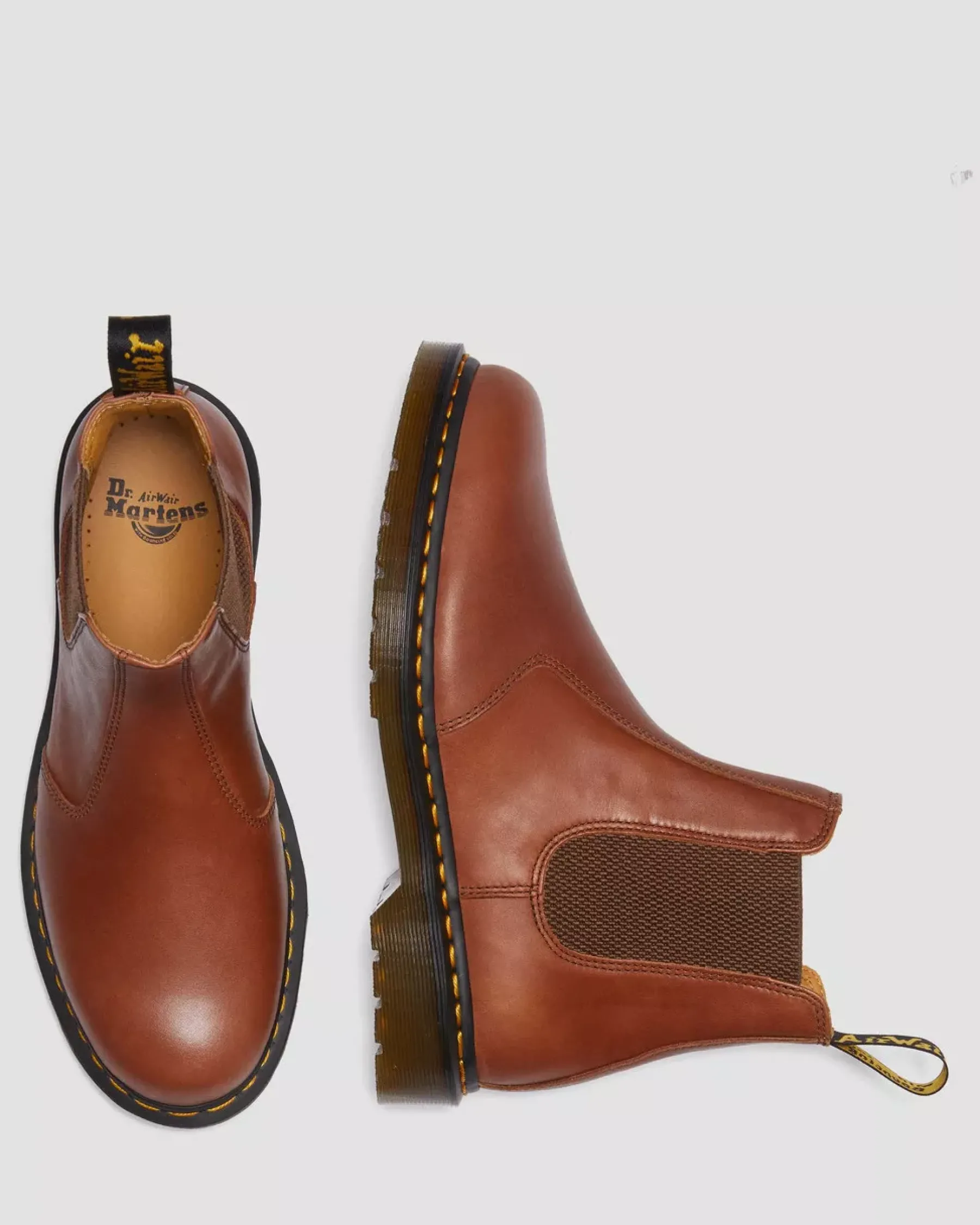 Originals|Chelsea Boots>Dr. Martens 2976 Carrara Leather Chelsea Boots Saddle Tan — Carrara
