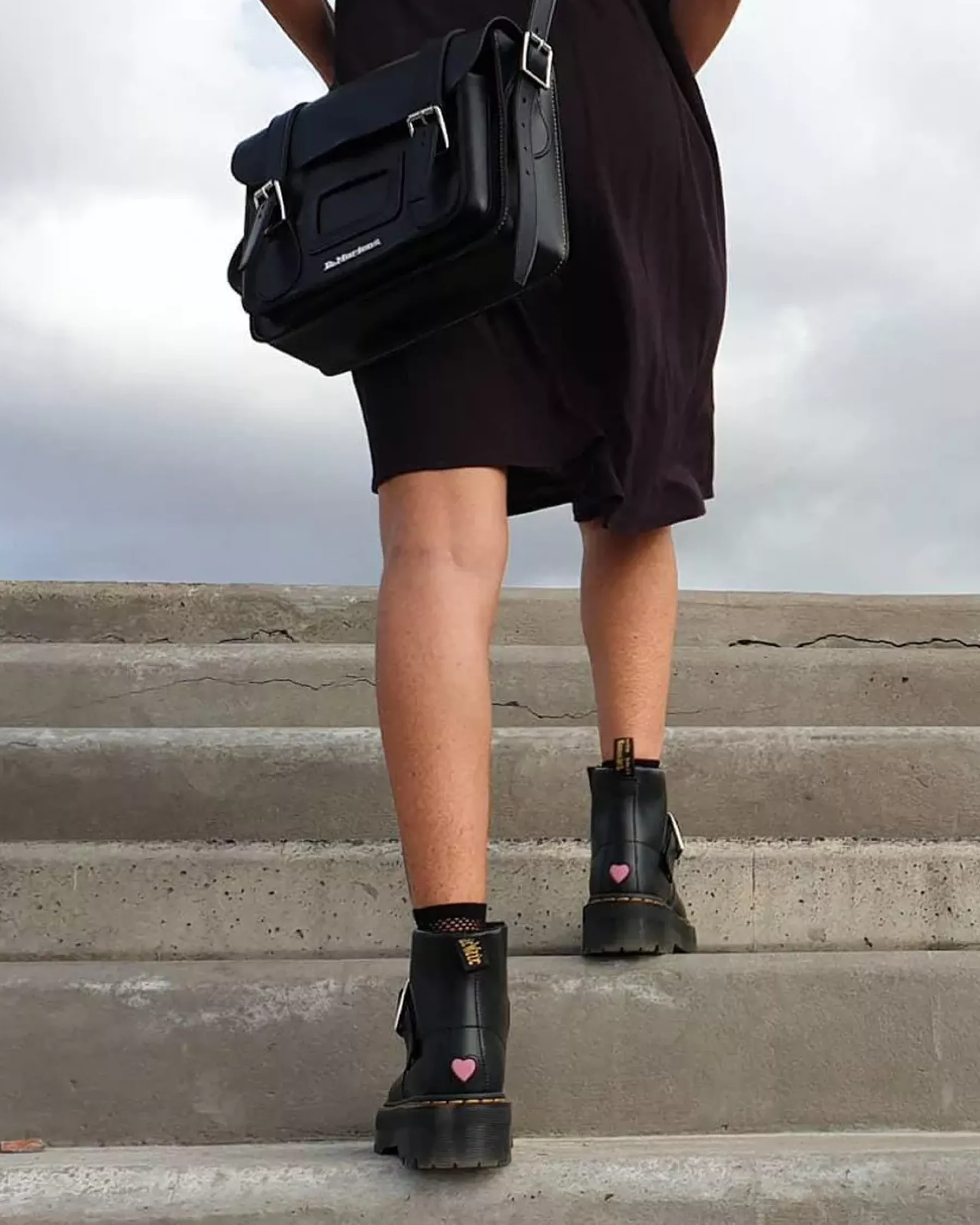 Accessories|Bags>Dr. Martens 11 inch Leather Messenger Bag Black — Kiev & Smooth