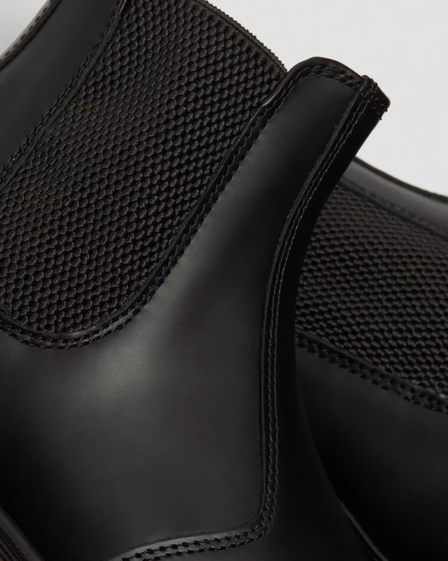 Originals|Chelsea Boots>Dr. Martens 2976 Smooth Leather Chelsea Boots Black — Smooth Leather