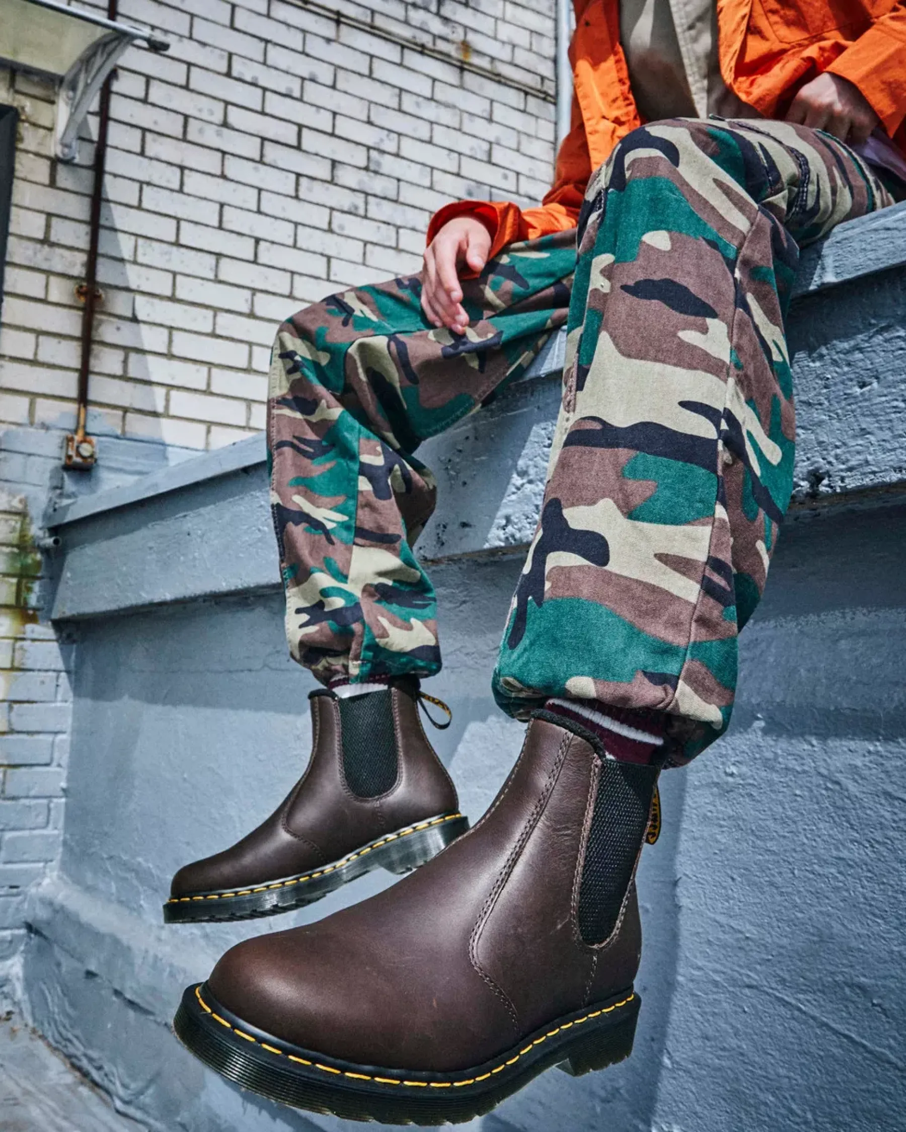 Originals|Winter Boots>Dr. Martens 2976 Warmwair Leather Chelsea Boots Dark Brown — Valor Wp