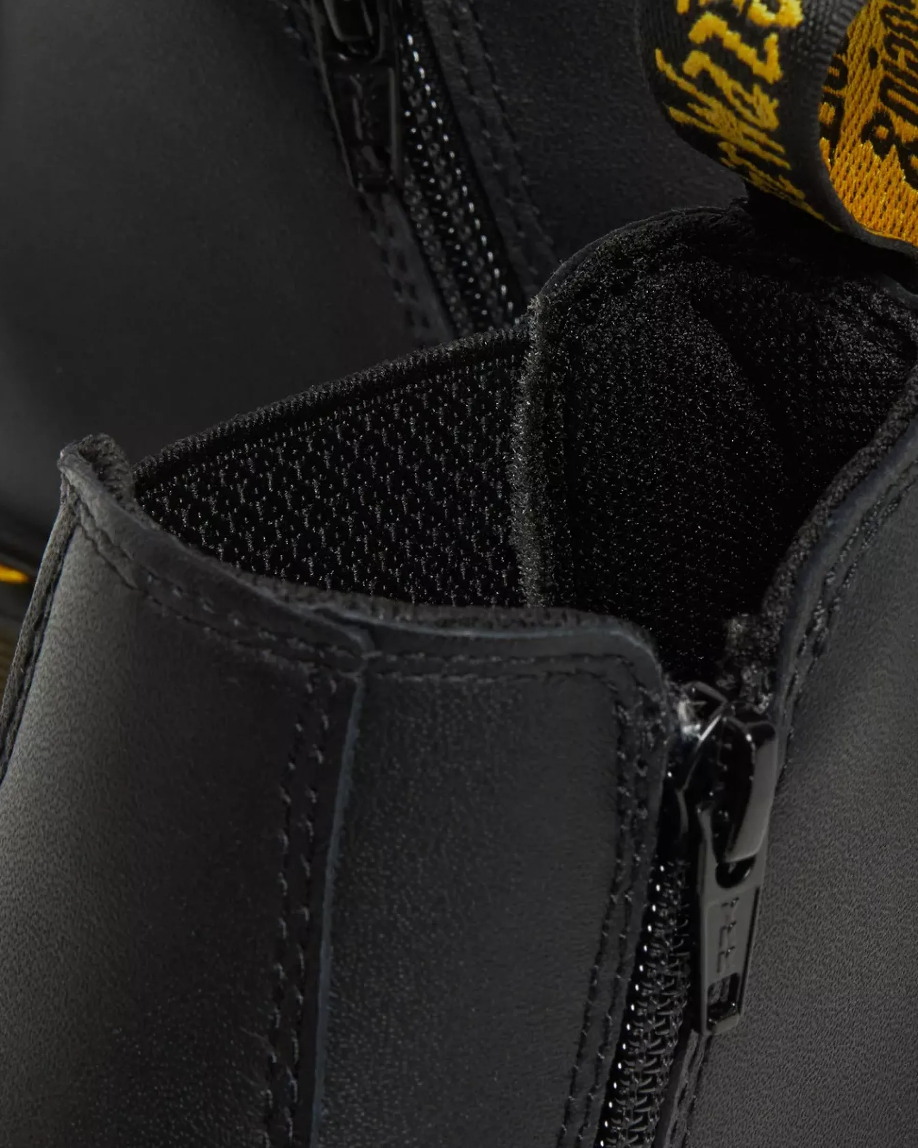 School Styles|Junior / 5-7 Years>Dr. Martens Junior 2976 Softy T Leather Chelsea Boots Black — Softy T