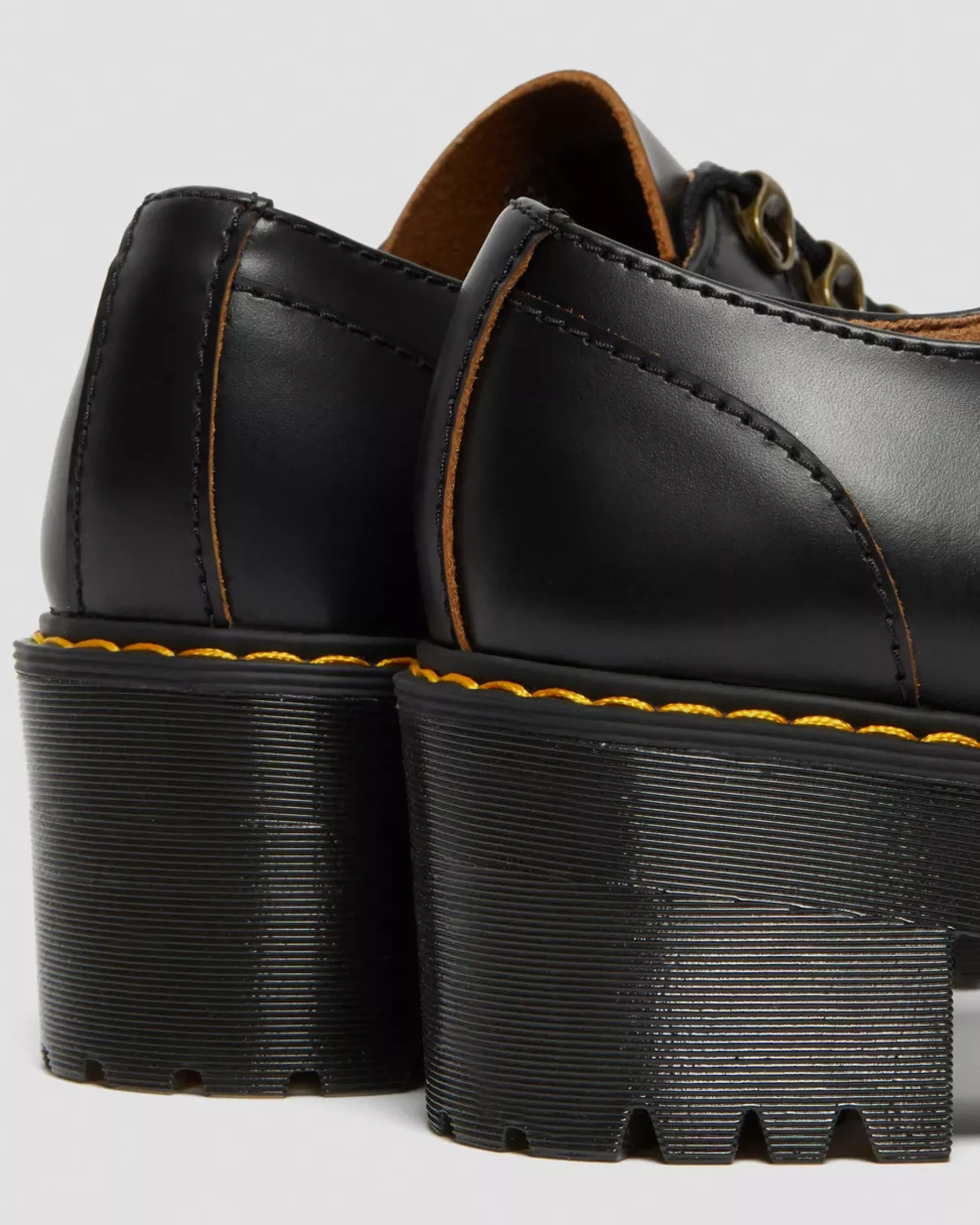 Platform Shoes|Heeled Boots>Dr. Martens Leona Lo Vintage Smooth Leather Heeled Shoes Black — Vintage Smooth